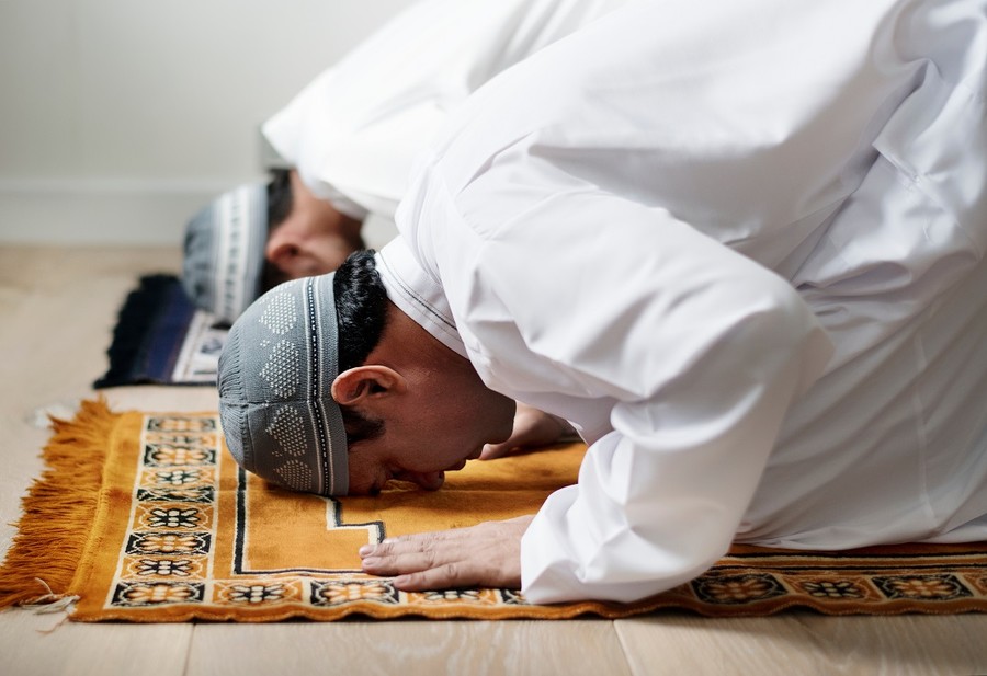 دار الإفتاء توضح حكم قراءة القرآن في الركوع والسجود